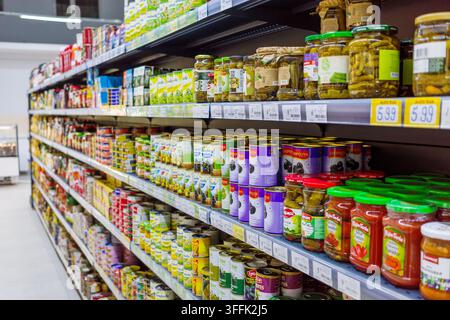 BATUMI, GEORGIA - 5 SETTEMBRE 2026: Corsia del supermercato con verdure in scatola, salse, alimenti conservati e prodotti di drogheria con prezzi di scaffale nel negozio locale. Foto Stock
