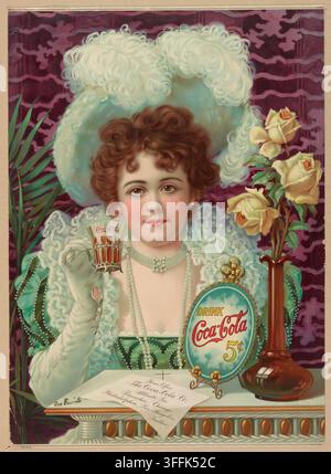 Annuncio cromolitografico per Coca-Cola (circa 1900–1905) raffigurante una giovane donna elegantemente vestita con abiti da sera edoardiani, adornata con un elaborato cappello di piume di struzzo bianche, un alto colletto di pizzo, lunghi guanti bianchi da opera e collane di perle a strati. Seduta accanto a una balaustra, solleva un bicchiere a calice di Coca-Cola tenuto in un contenitore decorativo d’argento. Accanto a un vaso di rose gialle riposa un specchio ovale ornato con la scritta "BERE Coca-Cola 5¢" insieme a un foglio di lettera che indica l’ufficio principale della The Coca-Cola Company ad Atlanta, Georgia, e filiali a Filadelfia, Chi Foto Stock