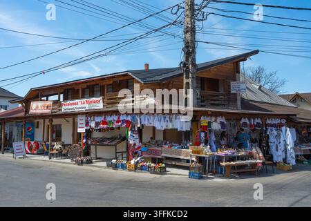 Mercato di strada con prodotti tradizionali, bancarelle e case in legno, Sapanta, Sapanta, Maramures, Maramures, Maramuresh, Romania Foto Stock