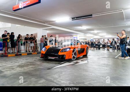 6 settembre 2026, Bangkok, Thailandia: Una Mazda RX-7 personalizzata, circondata da visitatori, arriva nel parcheggio del Terminal 21 Rama 3 a Bangkok durante il Bangkok Underground Riverside 2026 Car Meet. Il Bangkok Underground Riverside 2026 Car Meet, a tema “The Fast Tokyo Drift”, ha riunito auto modificate e appassionati di automobili al livello 4 del parcheggio del Terminal 21 Rama 3, a Bangkok. L’evento ha celebrato la cultura automobilistica underground di Bangkok e l’estetica di stile strada, nello spirito della scena drift di Tokyo. (Credit Image: © Nathalie Jamois/SOPA Images via ZUMA Press Wire) EDITORIAL USAG Foto Stock