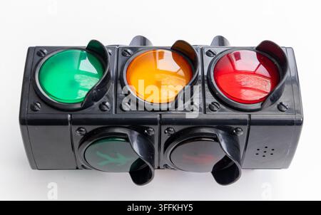 Un semaforo giocattolo colorato e segnali pedonali vengono visualizzati Foto Stock