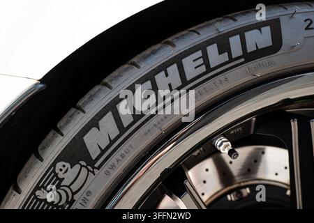 Kemptthal, Zurigo, Svizzera, 6 settembre 2026. Primo piano dettagliato del marchio Michelin e del mascotte Bibendum sul fianco di uno pneumatico per auto sportiva. Foto Stock