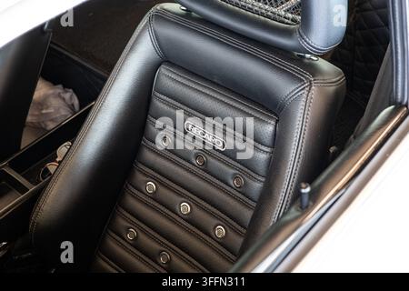 Kemptthal, Zurigo, Svizzera, 6 settembre 2026. Primo piano di un sedile per auto sportiva Recaro in pelle nera con pieghe cucite e occhielli metallici Foto Stock
