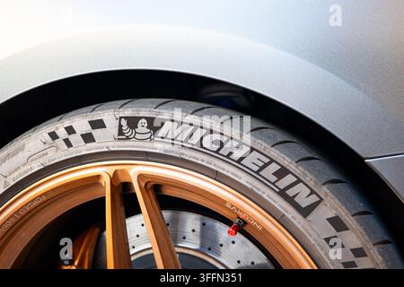 Kemptthal, Zurigo, Svizzera, 6 settembre 2026. Primo piano del branding della parete laterale del pneumatico Michelin con cerchione in lega forgiato in bronzo personalizzato. Foto Stock