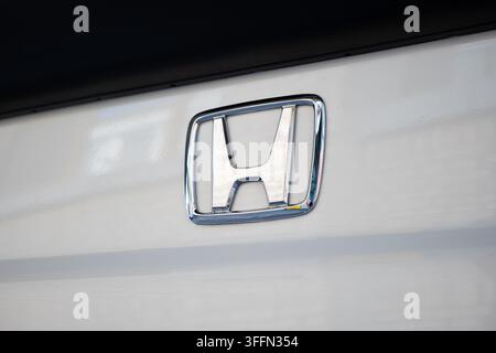 Kemptthal, Zurigo, Svizzera, 6 settembre 2026. Vista ravvicinata del badge cromato con il logo "H" della Honda montato su un pannello di auto dipinto di bianco. Foto Stock