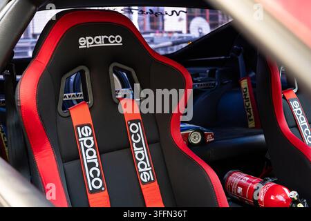 Kemptthal, Zurigo, Svizzera, 6 settembre 2026. Ripresa interna di un’auto sportiva che mostra un sedile da corsa Sparco nero e rosso, cinghie rosse e un Foto Stock