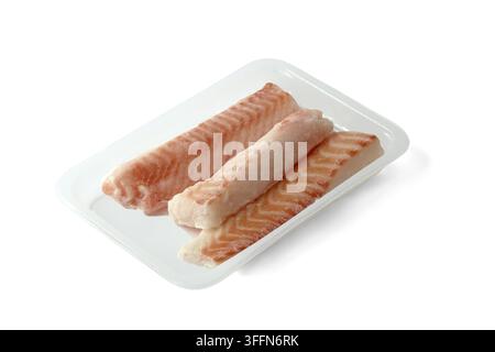 Filetti di filetto di salmone crudo fresco su vassoio del supermercato Foto Stock