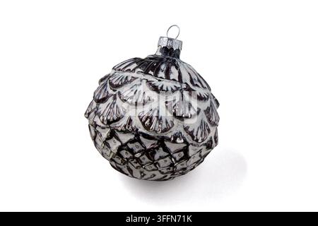 Palla di Natale vintage in argento e pigna bianca Foto Stock