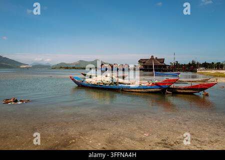 Coloratissimi barche da pesca tradizionali ormeggiate nella laguna di An Cu sulla costa centrale del Vietnam. Foto Stock