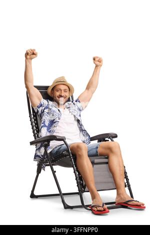 Uomo felice che si rilassa su una sedia da spiaggia con le braccia alzate isolato su sfondo bianco Foto Stock