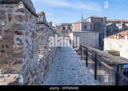 Una vista panoramica dalle mura medievali di Ávila, in Spagna, che mostra una sezione delle fortificazioni storiche e una vista parziale della cattedrale di Ávila. Lo sto... Foto Stock