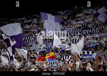 I tifosi del Real Madrid CF mostrano il loro sostegno durante la partita della fase a gironi dell'UEFA Champions League 2026/27 tra Real Madrid CF e FC Internazionale. Foto Stock