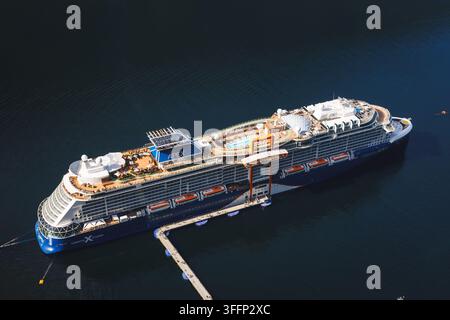Geiranger, Norvegia - 26 agosto 2026: Vista elevata della Celebrity Apex di Celebrity Cruises ormeggiata nel Geirangerfjord, che mostra piscine, ponti aperti, salvagente Foto Stock