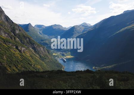 Geiranger, Norvegia – 26 agosto 2026: La nave da crociera Celebrity Apex gestita da Celebrity Cruises è ormeggiata nel Geirangerfjord, portando migliaia di passeggeri da crociera Foto Stock
