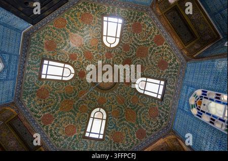 Istanbul, Turchia, 3 agosto 2025. Soffitto ornato dell’harem nel palazzo di Topkapi, Istanbul, con intricati motivi ottomani, colori vivaci e archi Foto Stock