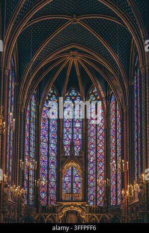 Interno della cappella superiore della Sainte-Chapelle a Parigi, Francia, che mostra le sue vetrate medievali e l'affrescato soffitto gotico Foto Stock