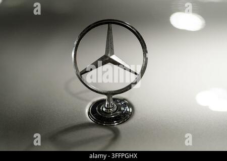 Milano, Italia - 12.11.2022: Emblema classico della Mercedes Benz sul cofano di un veicolo di lusso per il design automobilistico. Esposizione Milano Autoclassica Foto Stock