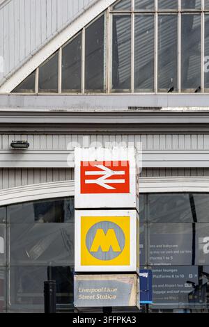Segnaletti della stazione impilati per i servizi ferroviari e della metropolitana alla stazione di Liverpool Lime Street a Liverpool, Regno Unito. Foto Stock
