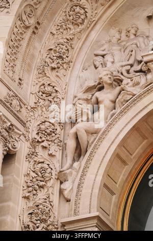 Parigi, Francia - 26 gennaio 2026: Grand Palais. Scultura architettonica ornata sulla facciata di un edificio storico Foto Stock