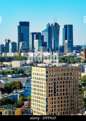 Varsavia, Polonia – 16 agosto 2026: Veduta aerea panoramica dei quartieri del centro città di Srodmiescie e Wola con il centro commerciale Gdanski e il centro città Foto Stock