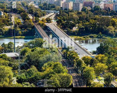 Varsavia, Polonia – 16 agosto 2026: veduta aerea del fiume Vistola, dei viali fluviali e del distretto orientale della metropoli di Varsavia con il Most Gdanski Foto Stock