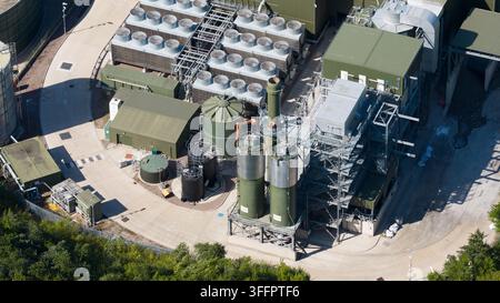 Vista aerea di un impianto industriale per il trattamento dei biodischi con serbatoi di stoccaggio, attrezzature di lavorazione, unità di raffreddamento e tubature in un'energia rinnovabile pr Foto Stock