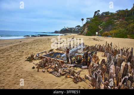 Santuario di legna driftwood su una spiaggia sabbiosa con case oceaniche e costiere a Laguna Beach, California Foto Stock