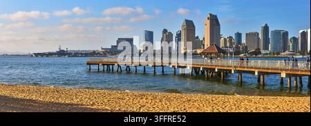 Skyline della baia di San Diego con molo e spiaggia di Coronado Park panorama del lungomare Foto Stock