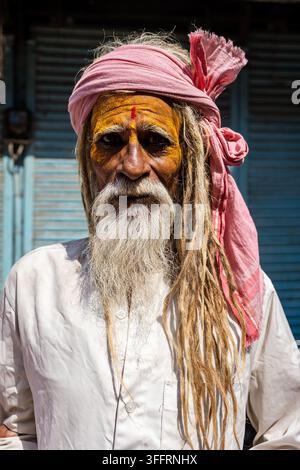 Ritratto di un anziano uomo indiano con turbante tradizionale Foto Stock
