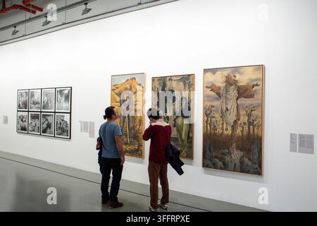 Visitatori che osservano opere d'arte durante una mostra allo Istanbul Modern Museum of Modern Art a Karaköy, Istanbul, Turchia, il 22 ottobre 2015 Foto Stock