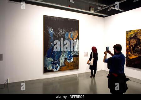Visitatori che osservano opere d'arte durante una mostra allo Istanbul Modern Museum of Modern Art a Karaköy, Istanbul, Turchia, il 22 ottobre 2015 Foto Stock