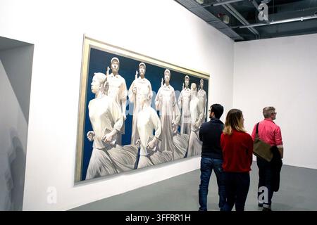 Visitatori che osservano opere d'arte durante una mostra allo Istanbul Modern Museum of Modern Art a Karaköy, Istanbul, Turchia, il 22 ottobre 2015 Foto Stock