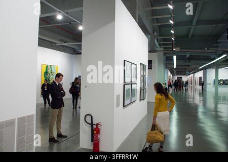 Visitatori che osservano opere d'arte durante una mostra allo Istanbul Modern Museum of Modern Art a Karaköy, Istanbul, Turchia, il 22 ottobre 2015 Foto Stock
