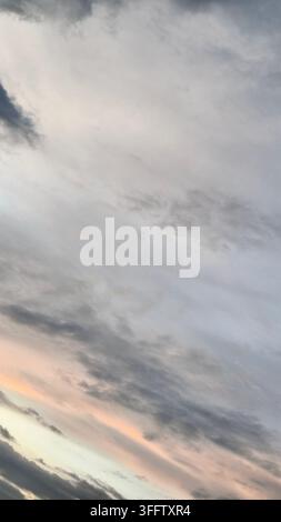 struttura di nuvole tricromatica, nera, bianca e arancione Foto Stock