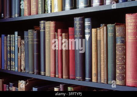 LIBRERIA DI VARI LIBRI VINTAGE RIGILDI IN UNA BIBLIOTECA PRIVATA. Foto Stock