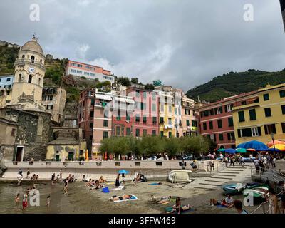 Vista scenica di Vernazza, uno dei cinque villaggi delle Cinque Terre sulla costa ligure in Italia. Edifici storici colorati circondano il piccolo porto Foto Stock