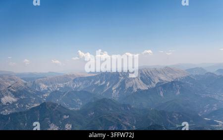 Paesaggio panoramico aereo con i picchi Cheval-Blanc e Denjuan sulla catena montuosa Le-Percours-de-Combattents, vista dall'alto del picco Blayeul, scattata da Foto Stock