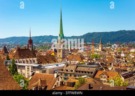 Panoramica mozzafiato della skyline della vecchia città di Zurigo con imponenti guglie delle chiese sotto un cielo estivo blu chiaro Foto Stock