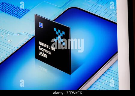 RIGA, LETTONIA. 25 agosto 2026. Slide di presentazione ufficiale che mostra la grafica del chip processore Samsung Exynos 2500 con logo di connettività 5G, alto Foto Stock