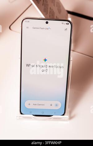 RIGA, LETTONIA. 25 agosto 2026. Vista frontale del Samsung Galaxy S26 FE con l'applicazione dell'assistente di intelligenza artificiale Gemini Flash-Lite con il p Foto Stock