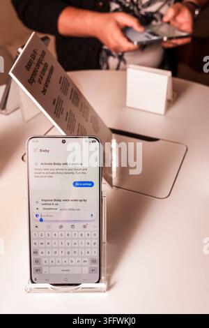 RIGA, LETTONIA. 25 agosto 2026. Vista ravvicinata del Samsung Galaxy S26 FE che mostra il menu di configurazione dell'assistente vocale Bixby e la tastiera virtuale in alto Foto Stock