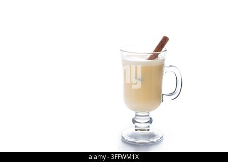 Bicchiere di eggnog con bastoncini di cannella isolati su sfondo bianco Foto Stock