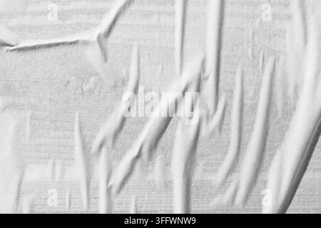 Sfondo minimalista, texture di carta bianca pieghettata per il design grafico e il mockup di poster urbano con pieghe e grinze su una superficie neutra e pulita Foto Stock