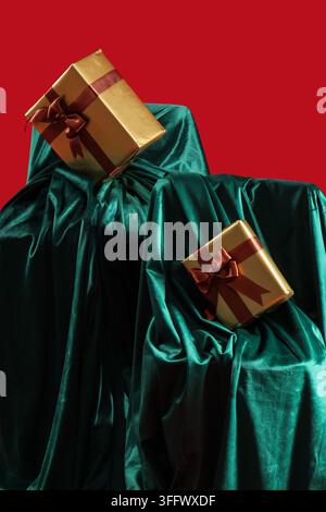 Bellissime scatole regalo con velluto verde su sfondo rosso Foto Stock