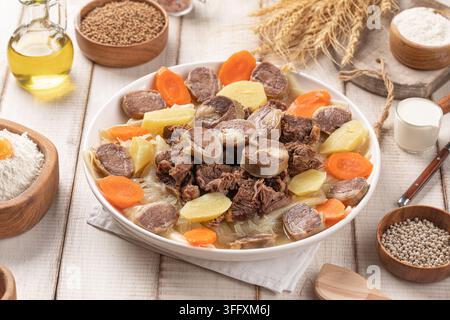Piatto kazako Beshbarmak con carne e noodles Foto Stock