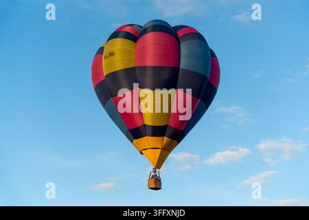 Bakewell, Inghilterra, Regno Unito - 05 settembre 2026: Vista di un colorato pallone aerostatico che galleggia contro un cielo blu terso. Foto Stock