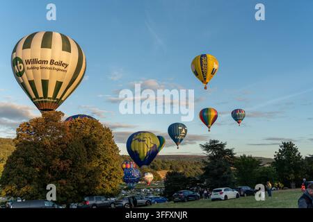 Bakewell, Regno Unito - 05 settembre 2026: Vista di palloncini aerostatici colorati che fluttuano sopra i terreni di Chatsworth House, con spettatori e pa Foto Stock