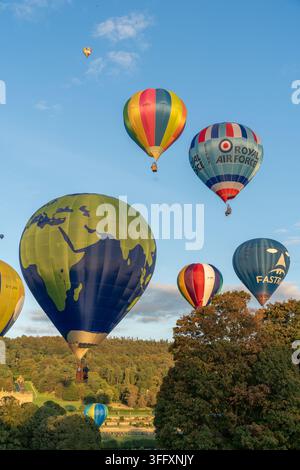 Bakewell, Inghilterra, Regno Unito - 05 settembre 2026: Vista di palloni aerostatici che fluttuano sopra la storica tenuta di Chatsworth House con alberi rigogliosi Foto Stock