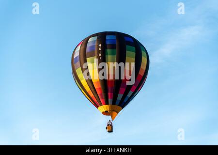 Bakewell, Inghilterra, Regno Unito - 05 settembre 2026: Vista di un pallone aerostatico colorato che galleggia in un cielo blu terso. Foto Stock