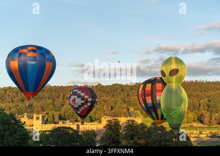 Bakewell, Inghilterra, Regno Unito - 05 settembre 2026: Vista di palloni aerostatici, tra cui un pallone a forma di alieno, che volano sopra lo storico Chatsworth Foto Stock